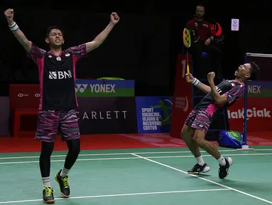 Indonesia yang berhasil meloloskan dua pasangan ganda putra di babak semifinal Daihatsu Indonesia Masters 2022 gagal menciptakan all Indonesian final usai Marcus Fernaldi Gideon/Kevin Sanjaya Sukamuljo dijegal wakil Cina yang memulai turnamen dari babak kualifikasi. Sementara Fajar Alfian/Muhammad Rian Ardianto sukses melangkah ke partai puncak usai menyingkirkan wakil Cina lainnya yang juga memulai turnamen dari babak kualifikasi. (Bola.com/Ikhwan Yanuar)