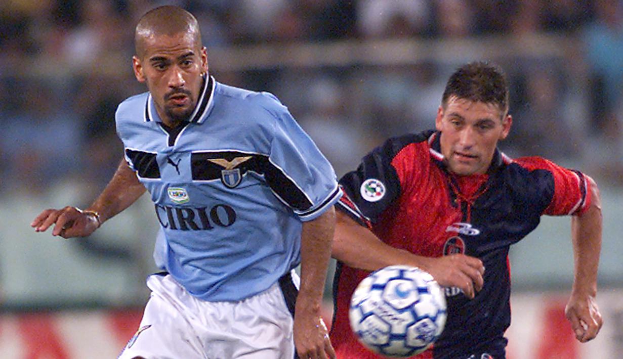 Juan Sebastian Veron - Saat memperkuat Sampdoria, Parma, dan Lazio, permainan Veron sangat berpengaruh dan menawan. Pemain asal Argentina tersebut hampir punya segalanya yang dibutuhkan seorang gelandang hebat yang dibutuhkan setiap tim. (AFP/Gabriel Bouys)