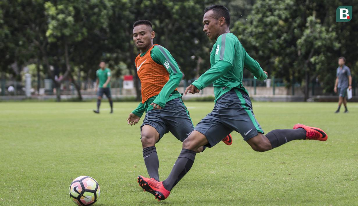 Pemain Timnas Indonesia, Irfan Jaya berusaha melewati Saddil Ramdani saat latihan di Lapangan ABC Senayan, Senin (19/2/2018). Latihan ini merupakan persiapan jelang Asian Games 2018. (Bola.com/Vitalis Yogi Trisna)