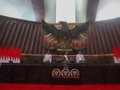 Sejumlah pegawai melakukan gladi kotor persiapan pidato presiden di Kompleks Parlemen, Senayan, Jakarta, Rabu (13/8/2025). (merdeka.com/Arie Basuki)