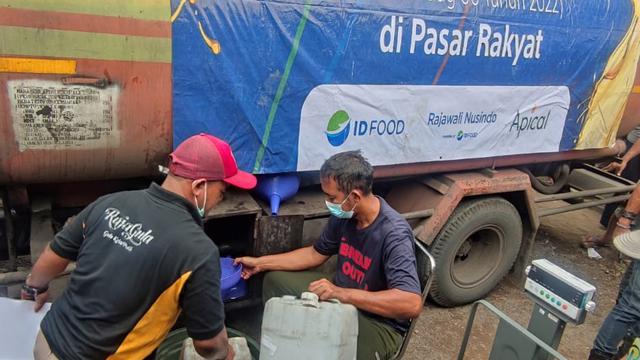 PT Rajawali Nusindo member of ID FOOD Holding BUMN Pangan sudah mendistribusikan sebanyak lebih dari 7,2 juta liter minyak goreng