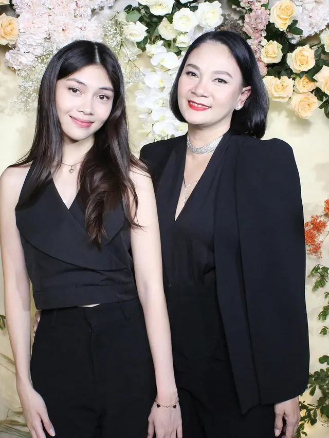 6 Potret Dian Nitami dan Sasi Asmara Kondangan Bareng, Ibu Anak Kompak