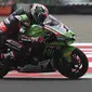 Pembalap Kawasaki Racing Team WorldSBK, Jonathan Rea dari Inggris melaju saat sesi latihan bebas pertama balapan World Superbike (WSBK) di Sirkuit Mandalika, Lombok Tengah, NTB, Jumat (19/11/2021). Gelaran balap WSBK Mandalika 2021 diikuti oleh 23 pembalap dari 12 tim. (AP Photo/Achmad Ibrahim)