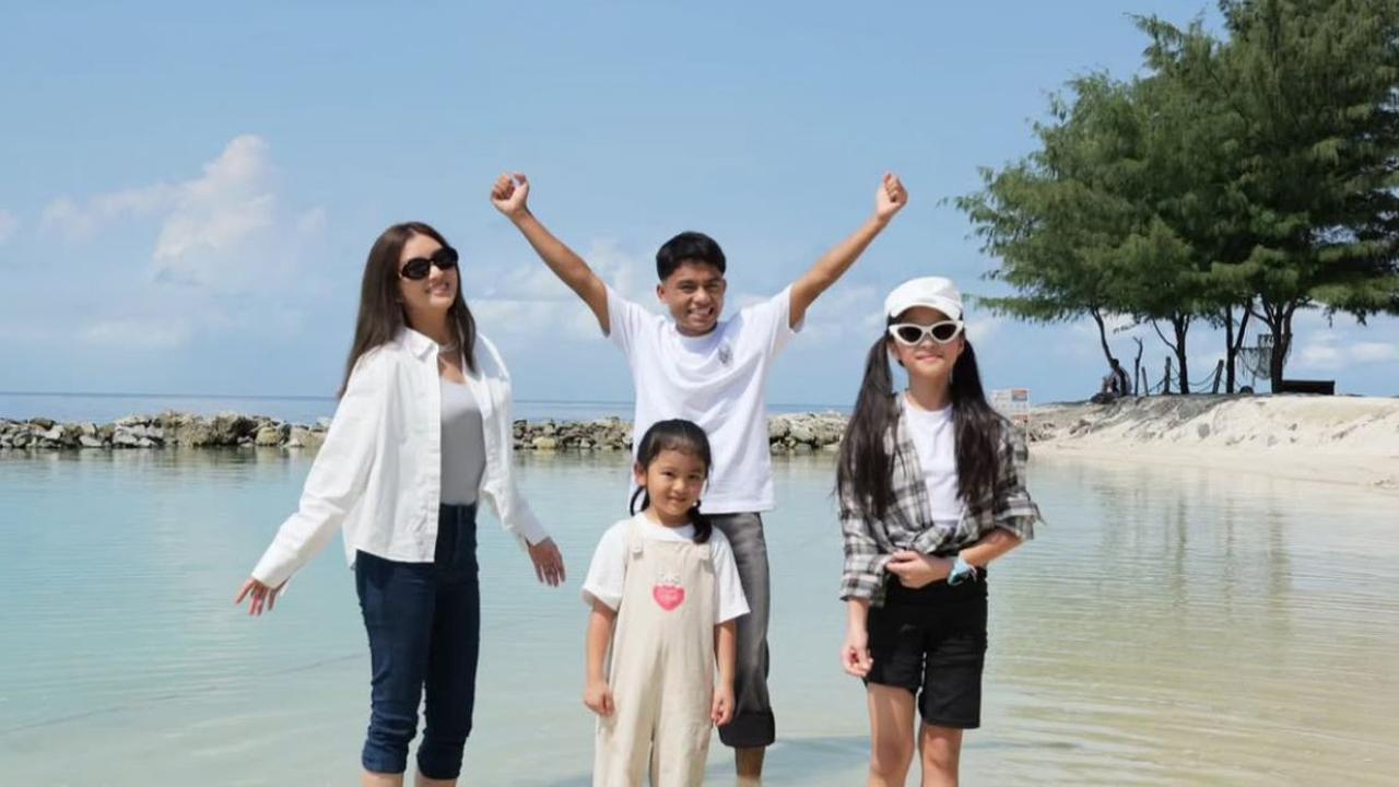 Serunya Liburan Sarwendah dan Anak-Anak di Pantai, Main Kano hingga Jelajah Hutan dengan ATV