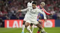 Duel Jude Bellingham dengan Rodrigo de Paul di laga Atletico Madrid vs Real Madrid, La Liga 2024/25 (c) AP Photo/Bernat Armangue