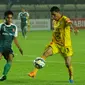 Penyerang Sriwijaya FC, Alberto Goncalves (kanan) berusaha mengecoh bek PS TNI Wiganda Pradika pada lanjutan Turnamen Piala Bhayangkara di Stadion Si Jalak Harupat, Bandung, Minggu (20/3/2016). Sriwijaya FC unggul 2-1. (Liputan6.com/Helmi Fithriansyah)