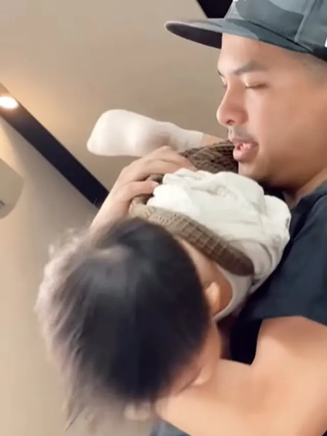 Glenn Alinskie momong Dante (Instagram/glennalinskie)