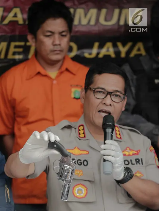 Kabid Humas Polda Metro Jaya, Kombes Pol Argo Yuwono menunjukkan barang bukti senjata api saat rilis kasus pencurian serta melawan petugas di Jakarta, Jumat (9/8/2019). Subdit Umum/Jatanras Dit Reskrimum PMJ berhasil mengamankan 2 tersangka. (Liputan6.com/Faizal Fanani)