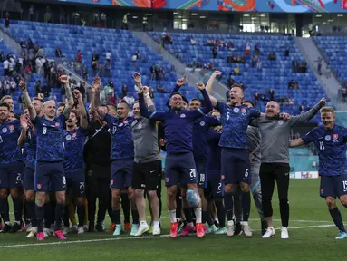 Para pemain Slovakia melakukan selebrasi usai pertandingan grup E Euro 2020 melawan Polandia di stadion Saint Petersburg di St. Petersburg, Rusia, Senin (14/6/2021). Slovakia menang tipis atas Polandia 2-1. (Evgenya Novozhenina/Pool via AP)