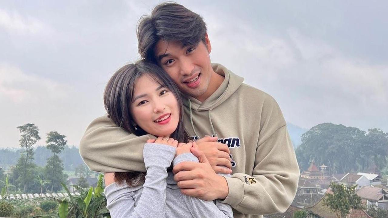 Sweet Abis! Potret Victor MasterChef Indonesia Lamar Kekasih, Berlutut Sambil Tunjukan Cincin & Pelukan saat Diterima