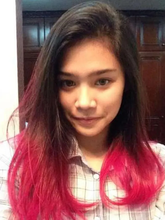 Tyarani Savitri Nugraha berselfie dengan rambut yang dicat berwarna merah. (Instagram/@tyaranisavitri)