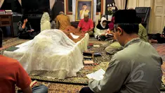 Sejumlah kerabat mendoakan jenazah mantan hakim agung Benjamin Mangkoedilaga, yang disemayamkan di rumah duka di Jakarta Selatan, Kamis (21/5/2015). Benjamin‎ meninggal karena sakit jantung yang dideritanya. (Liputan6.com/Yoppy Renato)