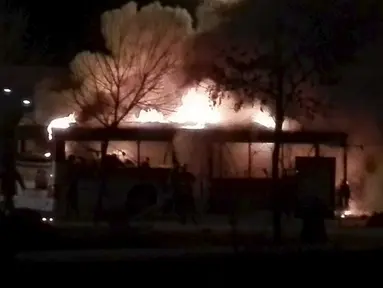 Sebuah bus terbakar di sebuah jalan di Yinchuan, China, (5/1). Bus tersebut terbakar pada selasa dini hari dan membawa puluhan penumpang. (REUTERS / Stringer)