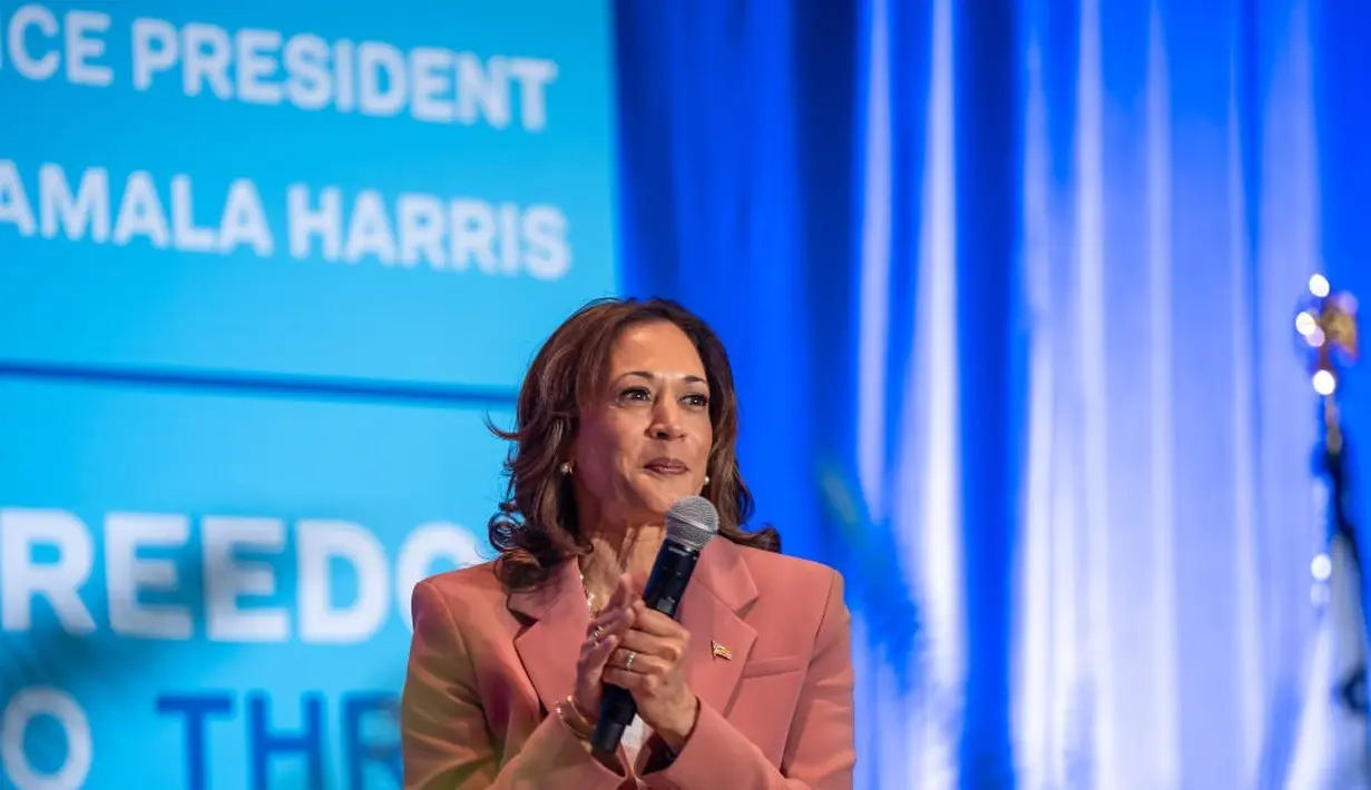 Gaya power dressing Kamala Harris pakai padu padan blazer dan celana panjang bernuansa merah muda. [Foto: Instagram/kamalaharris]