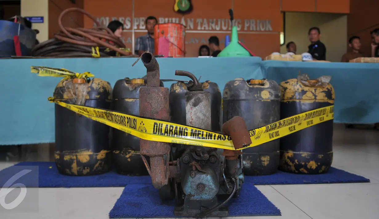 Barang bukti yang diperlihatkan saat rilis kasus pencurian solar di Polres Pelabuhan Tanjung Priok, Jakarta Utara, Selasa (29/12). Aksi tersebut dilakukan dari 2009 di wilayah Pertamina Digul Pelabuhan Tanjung Priok. (Liputan6.com/Gempur M Surya)