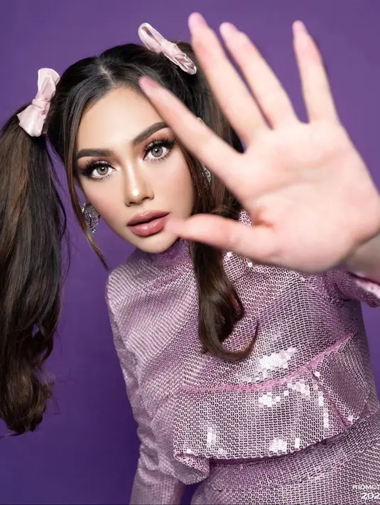 Untuk potret ini, rambut Celine dibagi dua lalu dikuncir tinggi dengan pemanis jepit pita berwarna merah muda. Riasan wajahnya masih tak berubah dan pas berbaur dengan outfit dan gaya rambut apapun. Bagaimana menurutmu, Sahabat FIMELA? [Foto: Instagram/riomotret]