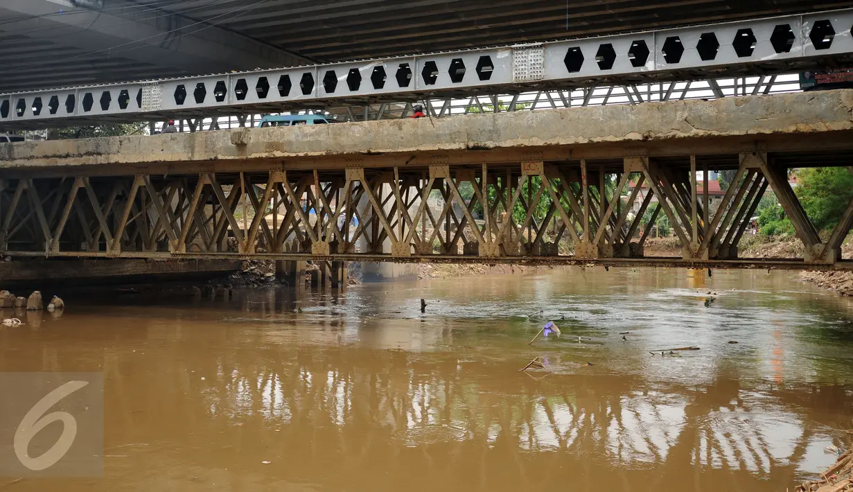 Kondisi jembatan di kolong jalan layang Kalibata Jakarta, Kamis (19/11/2015). Pemerintah Provinsi DKI Jakarta segera melakukan pembongkaran jembatan Kalibata untuk mengatasi banjir akibat penumpukan sampah. (Liputan6.com/Helmi Fithriansyah)