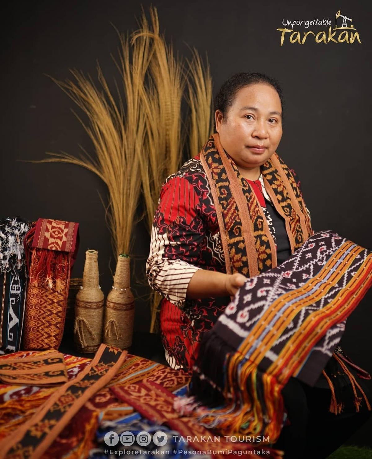 Produk tenun Dua Moong Tenun. &copy;Facebook/Tarakan Tourism