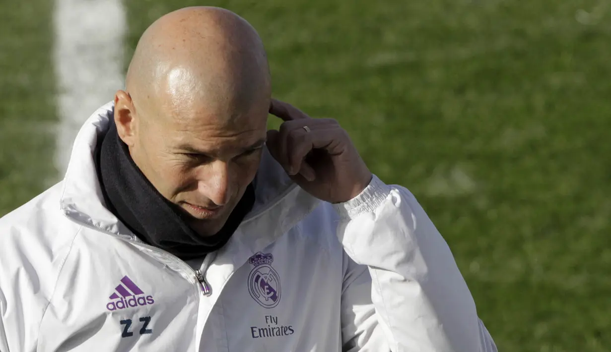 Pelatih Real Madrid, Zinedine Zidane, memimpin latihan perdana di tahun 2017. Latihan ini merupakan persiapan jelang laga babak 16 besar Piala Raja. (EPA/Javier Tormo)