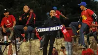 Musim 2017 Aremania masih bisa berdampingan dengan fan PSM di Stadion Andi Mattalatta Mattoangin, Makassar. (Bola.com/Iwan Setiawan)