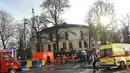 Polisi dan petugas pemadam melakukan pengamanan di Masjid Agung Brussels, Belgia, setelah ditemukan paket berisikan serbuk putih yang dikhawatirkan Anthrax, Kamis (26/11). Petugas juga mengevakuasi 11 orang didekontaminasi. (AFP PHOTO/EMMANUEL Dunand)
