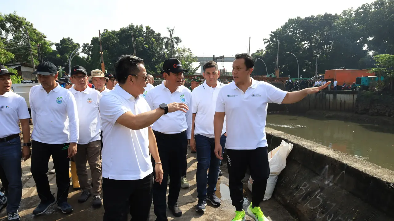 Wakil Menteri Lingkungan Hidup (Wamen LH) Diaz Hendropriyono bersama rekan