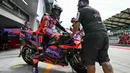 Pembalap Prima Pramac Racing, Jorge Martin bersiap untuk memulai latihan bebas pertama MotoGP Grand Prix Malaysia di Sirkuit Internasional Sepangpada 1 November 2024. Saat ini, Jorge Martin memimpin klasemen sementara MotoGP 2024 dengan 453 poin. (MOHD RASFAN/AFP)
