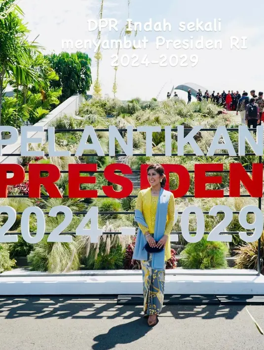 Sementara itu, Meutya tampil kenakan kebaya kutubaru warna kuning cerah.  Kebayanya dipadukan dengan kain jarik batik nuansa biru-kuning. Serta selendang biru muda sebagai pelengkap.