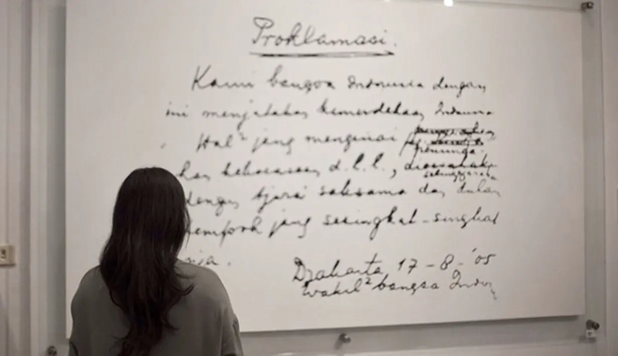 Banyak cara yang dilakukan untuk memperingati hari kemerdekaan Republik Indonesia. Selain mengikuti upacara bendera, ada juga yang mengenang kembali sejarah detik-detik kemerdekaan pada 72 tahun yang lalu. (Instagram/gitagut)