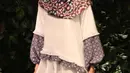 Model menampilkan koleksi terbaru Hijab Mandjha milik presenter dan perancang Ivan Gunawan di Jakarta, Rabu (25/4). Peragaan bertema Raya Collection 2018 digelar untuk merayakan usia label ini yang hampir genap setahun.  (Liputan6.com/Immanuel Antonius)
