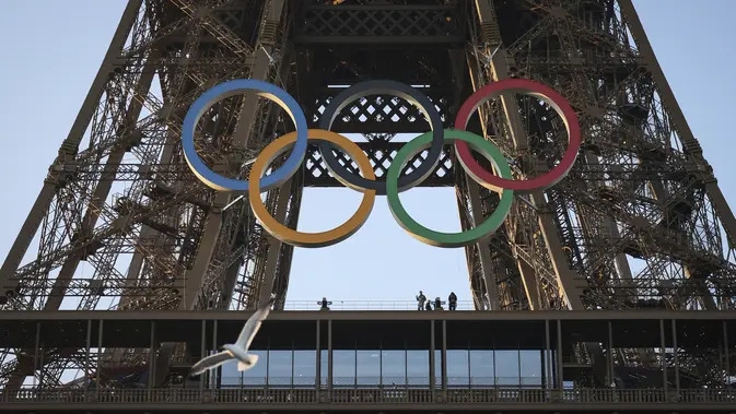 Struktur cincin yang terbuat dari baja Prancis yang didaur ulang ini akan dipajang di sisi selatan landmark berusia 135 tahun di pusat kota Paris, menghadap ke Sungai Seine. (AP Photo/Thomas Padilla)