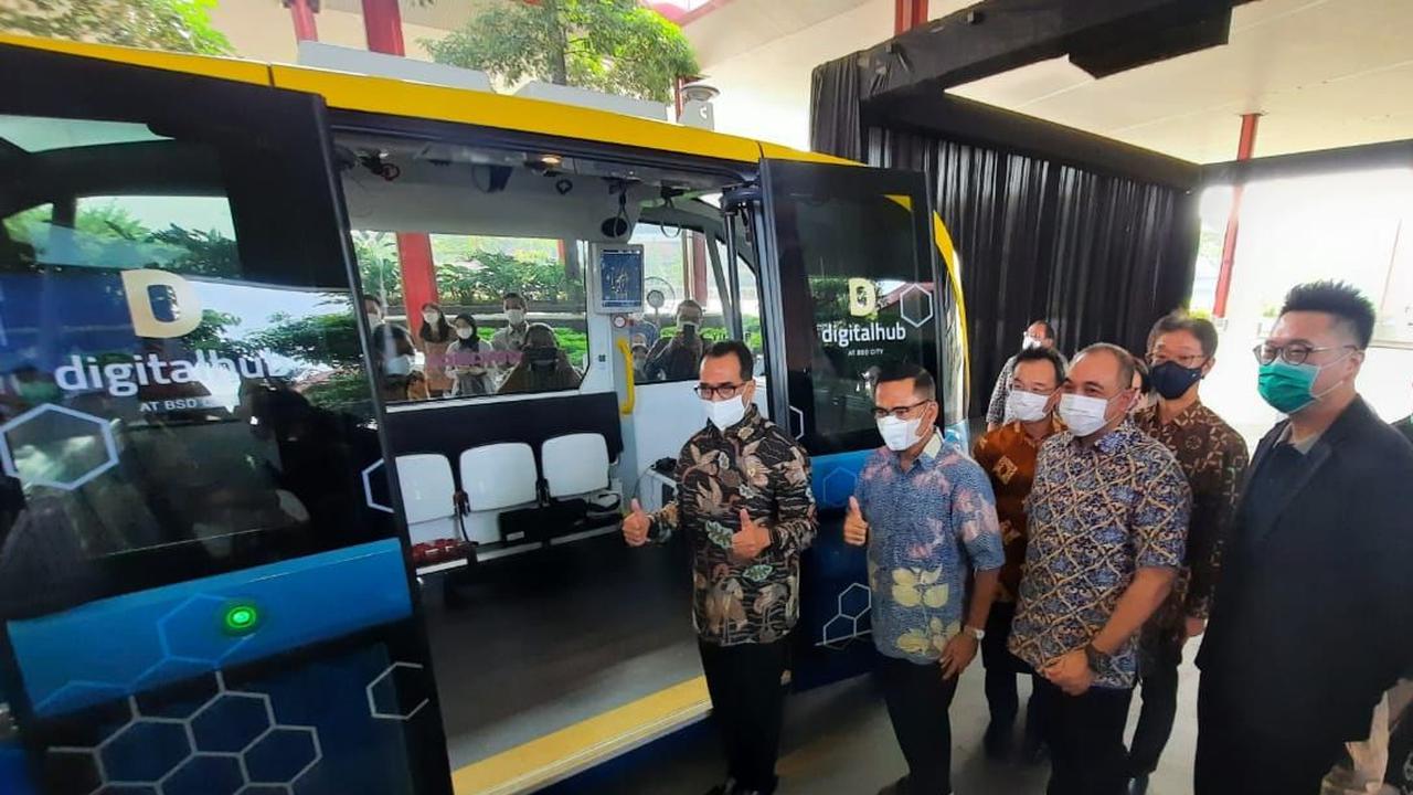 Menteri Perhubungan (Menhub) Budi Karya Sumadi meresmikan uji coba kendaraan listrik otonom pertama di Indonesia, di Qbig BSD, Tangerang, Jumat (20/5/2022).