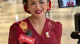 Seperti biasa, Krisdayanti juga tampil dengan makeup flawless yang jadi ciri khas sang diva dan lipstik warna senada dengan busana yang dikenakannya. (Foto:Instagram/krisdayantilemos).