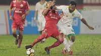 Pemain Persebaya, Nelson Alom (kanan) saat berebut bola dengan pemain Persija Jakarta, Rohit Chand pada laga Gojek Liag 1 bersama Bukalapak di Stadion PTIK, Jakarta (26/6/2018). Persija dan Persebaya bermain imbang 1-1. (Bola.com/Nick Hanoatubun)