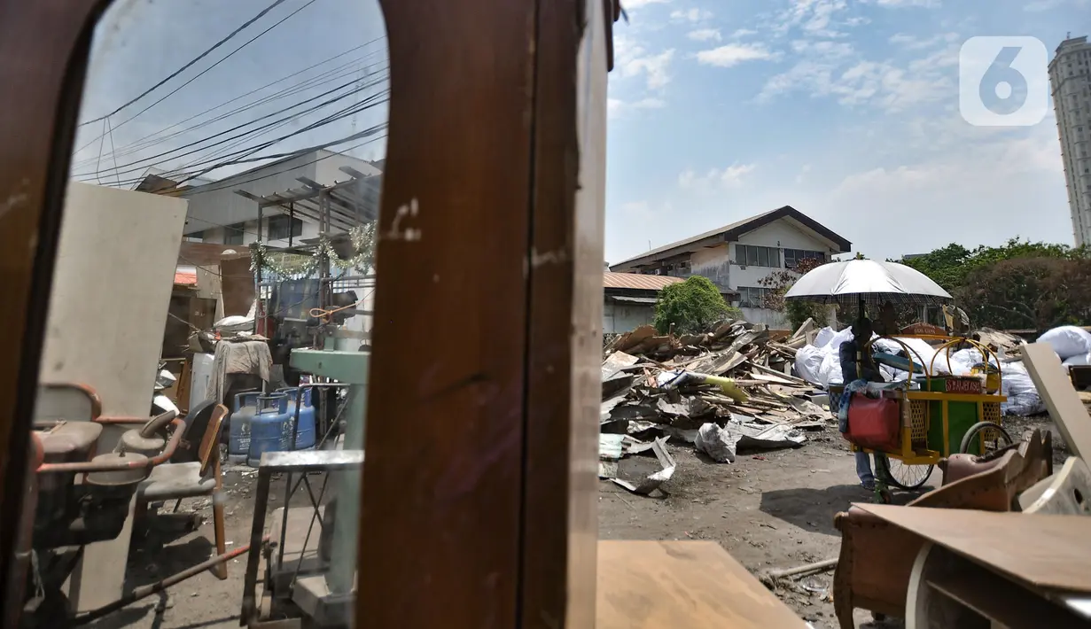 Pedagang es terlihat di Jalan Sunter Agung Perkasa VIII, Kecamatan Tanjung Priok, Jakarta Utara, Senin (18/11/2019). Tercatat 570 jiwa dari 62 KK tetap bertahan di wilayah gusuran pasca rumah mereka diratakan pemerintah setempat Kamis (14/11/2019) lalu. (merdeka.com/Iqbal S. Nugroho)