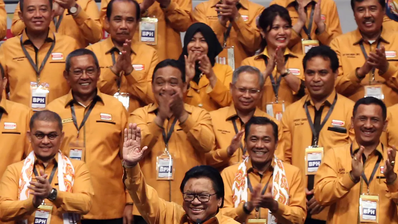Wiranto Berikan Panji Hanura saat Pelantikan Dewan Pimpinan Pusat