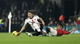 Gelandang Fulham Harry Wilson berebut bola dengan gelandang Manchester United Casemiro pada pekan ke-16 Liga Inggris 2022/2023 di Craven Cottage, London, Minggu (13/11/2022). Pertandingan tersebut berakhir dengan skor 1-2 untuk kemenangan Manchester United. (AP Photo/Leila Coker)