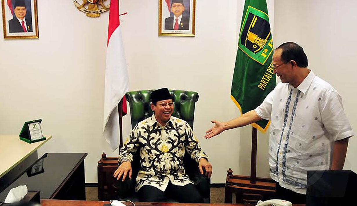  Djan Faridz tertawa saat diminta Suryadharma Ali untuk mencoba kursi pimpinan PPP (Liputan6.com/Johan Tallo)