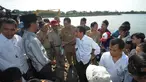 Jokowi disambangi warga yang meminta pembayaran uang pembebasan lahan di waduk Marunda, (6/8/14). (Liputan6.com/Herman Zakharia)