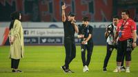 Mantan pemain Persija Jakarta, Ismed Sofyan (tengah), memberikan salam perpisahan usai dirinya tak lagi menjadi bagian dari skuad Macan Kemayoran usai laga pekan ke-10 BRI Liga 1 2022/2023 antara Persija Jakarta melawan Madura United di Stadion Patriot Candrabhaga, Bekasi, Sabtu (17/9/2022). (Bola.com/Bagaskara Lazuardi)