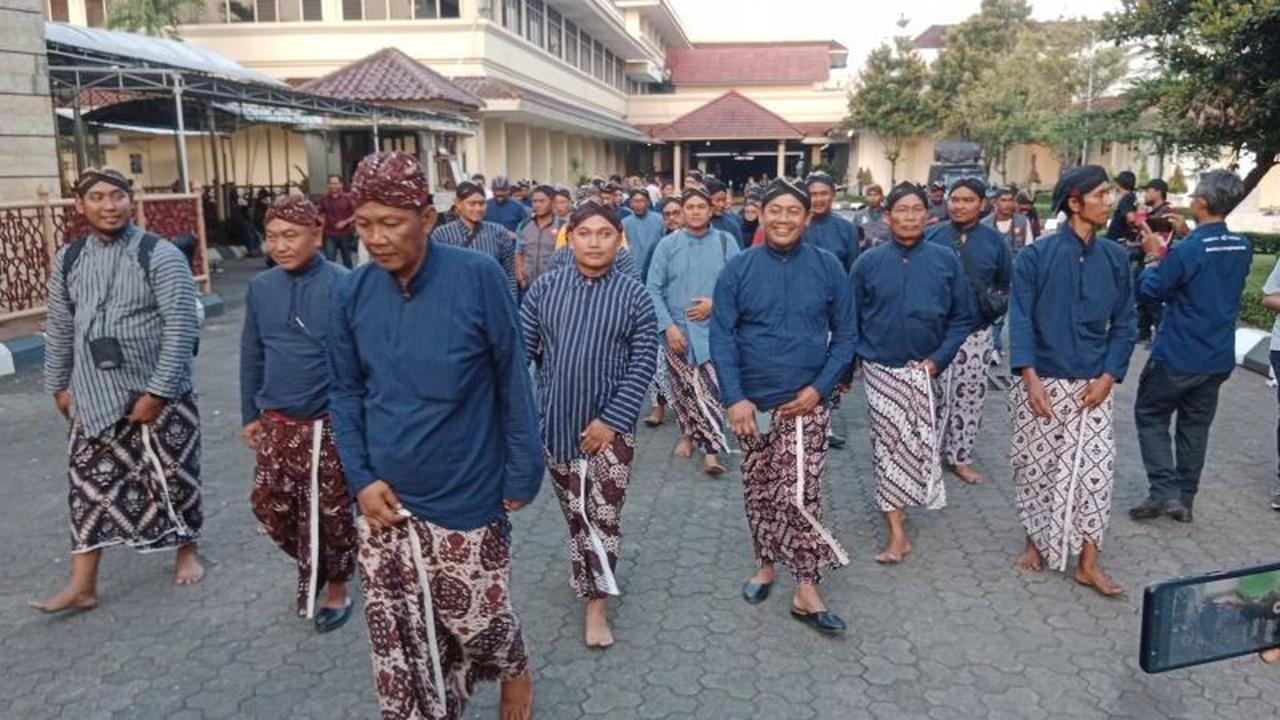 Unik! Ratusan Lurah DIY Berpakaian Adat dan Telanjang Kaki Jaga Malioboro Saat Aksi Mahasiswa