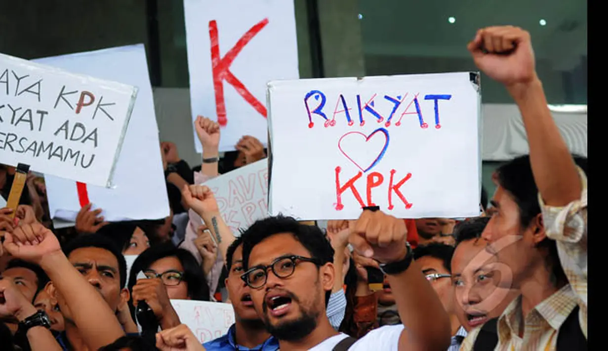 Sejumlah aktivis menggelar aksi dukungan kepada KPK di gedung KPK, Jakarta, Jumat (23/1/2015). Beberapa perwakilan aktivis menyampaikan orasi. (Liputan6.com/Faisal R Syam)