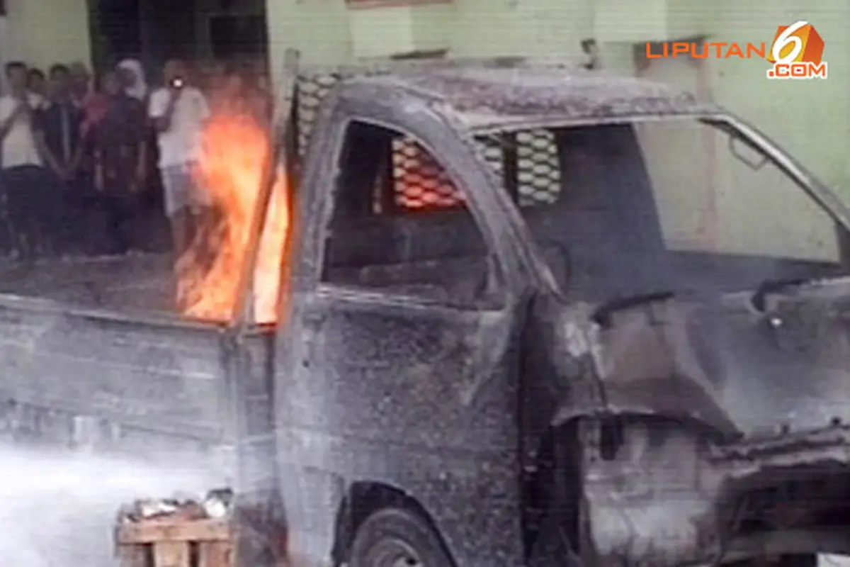 mobil-terbakar-140226a.jpg
