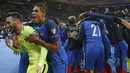 Kiper Prancis, Hugo Lloris merayakan kemenangan atas Belarusia pada kualifikasi Piala Dunia 2018 grup A di Stade de France stadium, Saint-Denis (10/10/2017). Prancis menang 2-1. (AP/Christophe Ena)