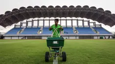 Pekerja sedang melakukan pemupukan rumput di Stadion Indomilk Arena, Tangerang pada Rabu (25/08/2021) sore WIB. Hal tersebut merupakan salah satu bentuk perawatan dan persiapan stadion untuk menyambut kompetisi BRI Liga 1 yang akan segera bergulir. (Foto: Bola.com/Bagaskara Lazuardi)