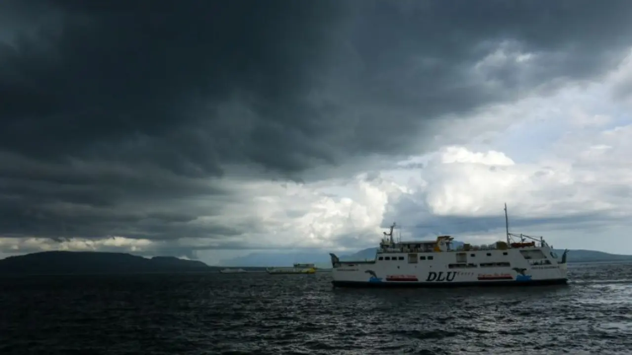Kapal feri berlayar di jalur penyeberangan Ketapang-Gilimanuk, Pelabuhan Ketapang, Banyuwangi, Jawa Timur, Senin (22/12/2025).