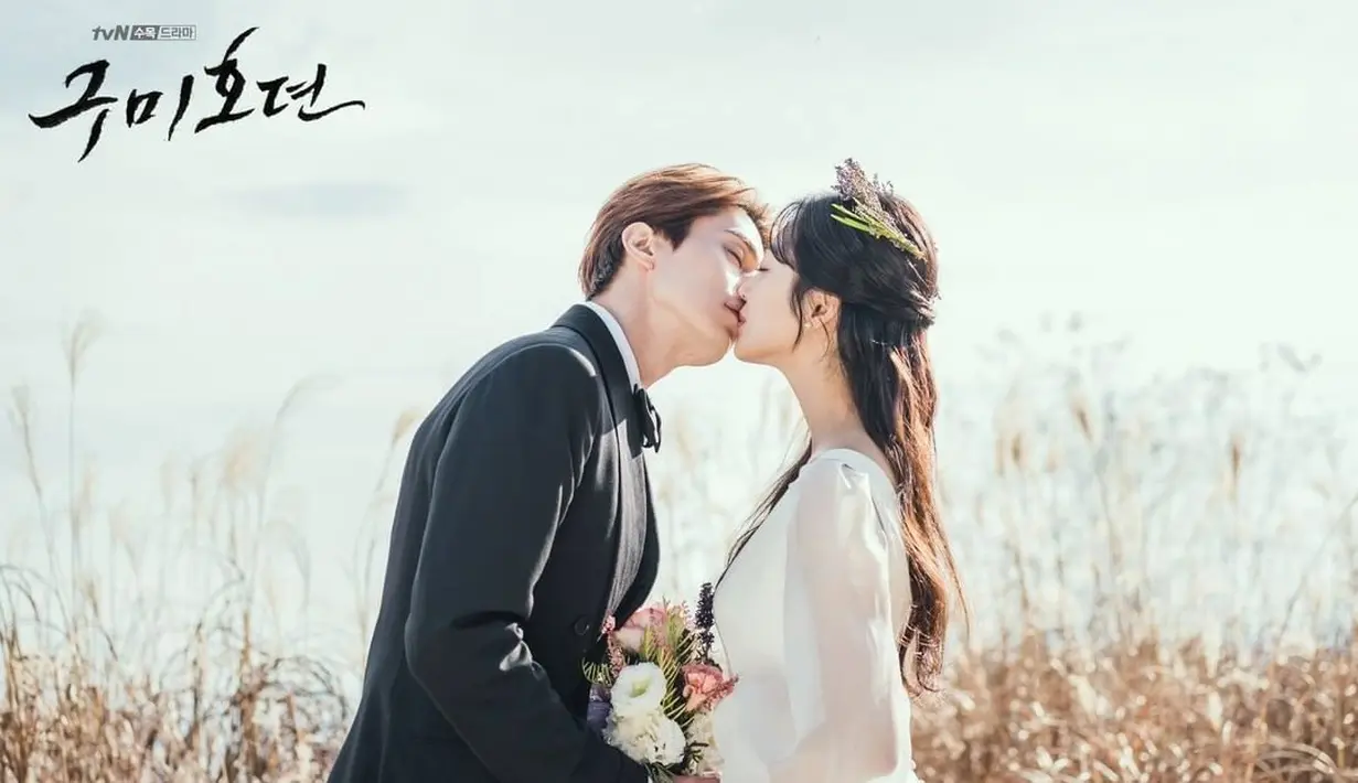 Ingin tampil seksi namun tetap anggun? Gaun see through dari Nam Ji Ah bisa dijadikan contoh. Memamerkan anggota tubuh namun tetap elegan bisa disiasati dengan cara ini.