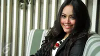 Dina Jazz, salah satu personil grup dangdut Duo Sabun Colek, Jakarta, Kamis (12/11/2015). Dina kini berniat benyanyi solo dan siap meluncurkan single terbarunya. (Liputan6.com/Panji Diksana)