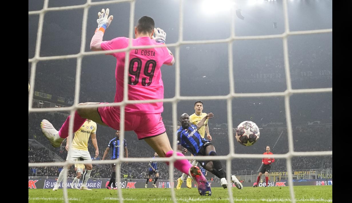 Pemain Inter Milan Romelu Lukaku menendang bola ke gawang FC Porto yang membuahkan gol dalam pertandingan leg pertama babak 16 besar Liga Champions 2022/2023 yang berlangsung di San Siro, Milan, Kamis (23/2/2023) WIB. (AP Photo/Luca Bruno)
