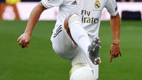 Pemain baru Real Madrid, Eden Hazard menjuggling bola saat diperkenalkan di stadion Santiago Bernabeu di Madrid, Spanyol (13/6/2019). Hazard dikontrak Real Madrid dengan durasi lima tahun hingga 2024. (AFP Photo/Gabriel Bouys)